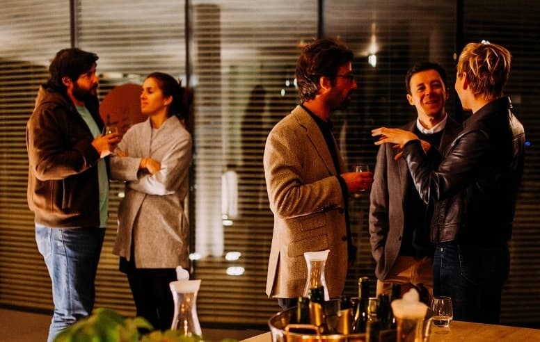 Gruppe beim Krimidinner zuhause